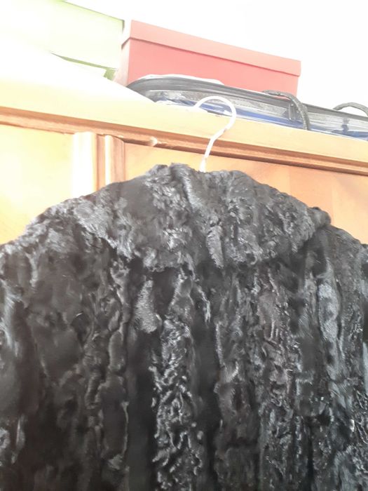 Vand 2 haine de blană naturală bej si negru  cu unele  uzuri la maneci