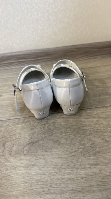 Детские белые туфельки