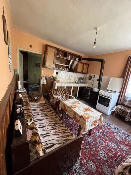 Къща с дворно място