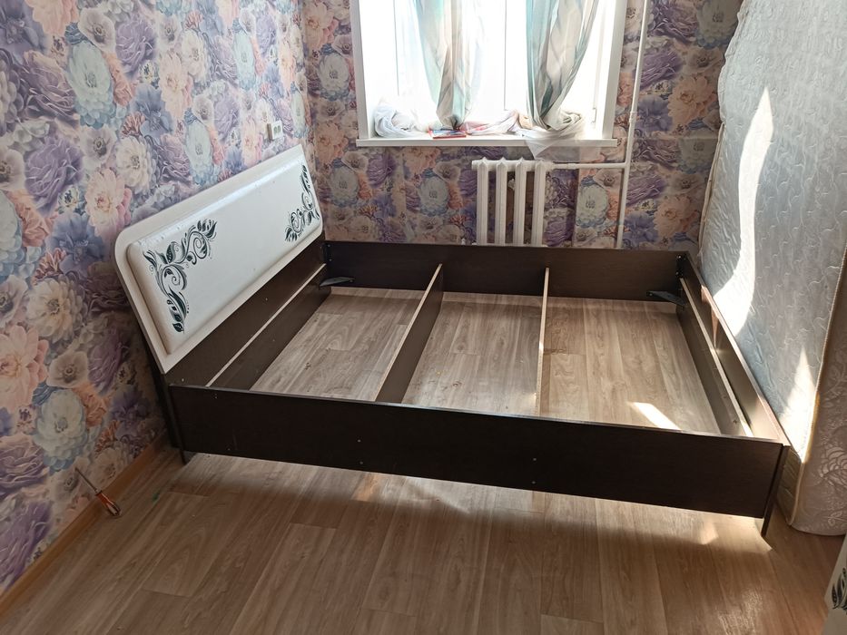 Продам двуспальную кровать б/у