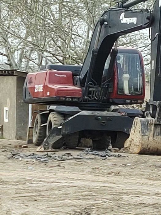 Экскаватор (ишлаб турибти)