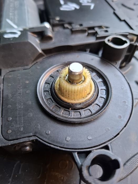 Моторчик стеклоподъёмника, задний левый.