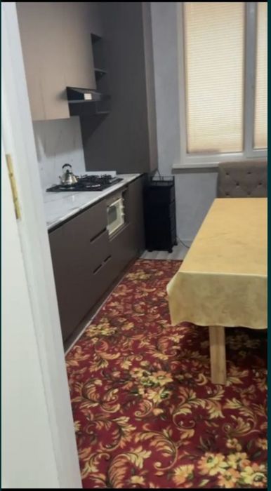 Yangi bozar.  Imarat Inshaat domi yonida