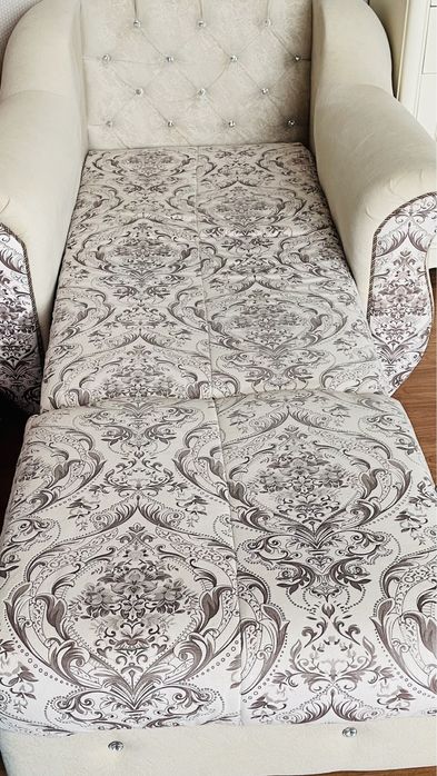 Один диван, один Софа, одно кресло и все раскладывается