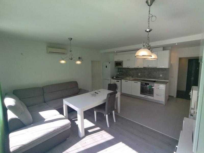 Дава се под наем Тристаен апартамент в Бургас, Меден рудник - зона А - 95 кв.м за 484.5 € - Снимка #1