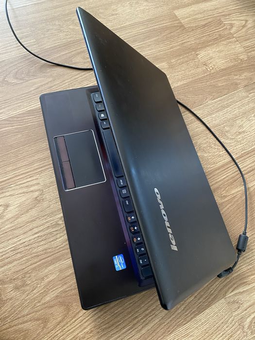 Laptop Lenovo intel core i5,Display 15,6 led,Windows 10 Pro,6gb ram,250gb memorie perfect functional cu incarcator