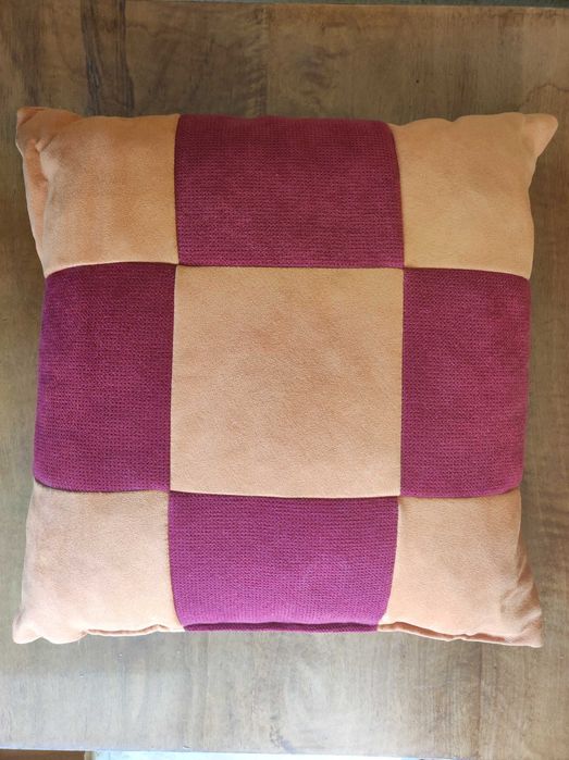cuvertura pat 240 x 220 cm. si 2 perne mici in carouri oranj & rosu-burgund