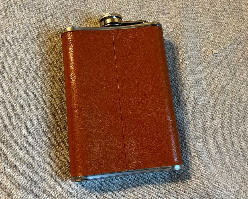 Ploscă inox 9oz îmbrăcată în piele, design cowboy craniu și revolvere