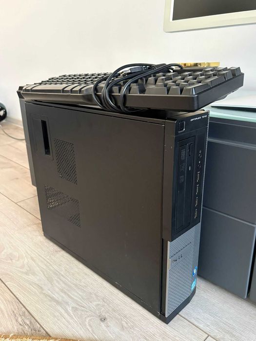 Unitate PC i3, 8GB RAM + Monitor 24'' widescreen