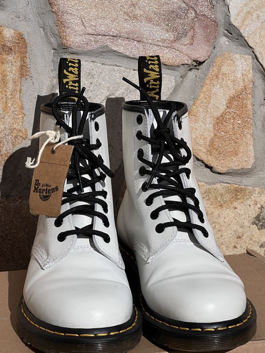 Боти от естествена кожа Dr. Martens