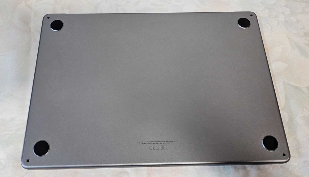 Apple MacBook Air 15" cu procesor Apple M3, 8GB, 256GB SSD