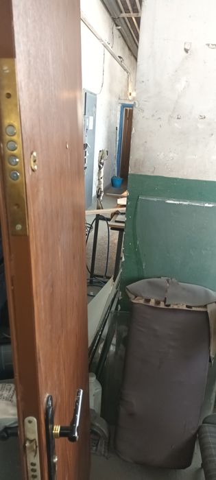 Продавам входна метална врата с ключове