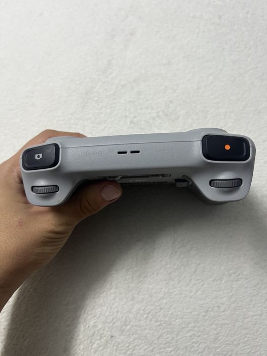 controller-ul DJI RC (model RM330),