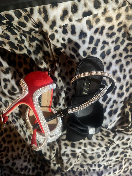 2 perechi sandale 34/1400 lei