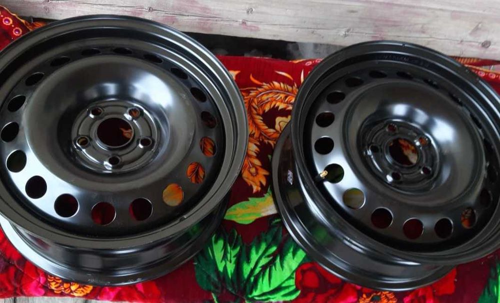 Продается два диска с пятью креплениями