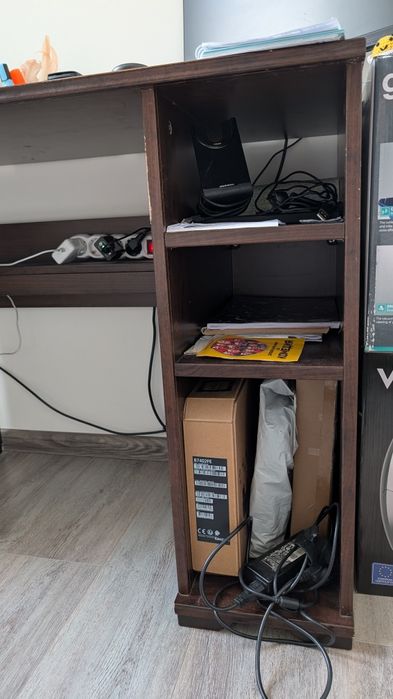 Продавам използвано бюро с рафтове, цвят тъмно дърво