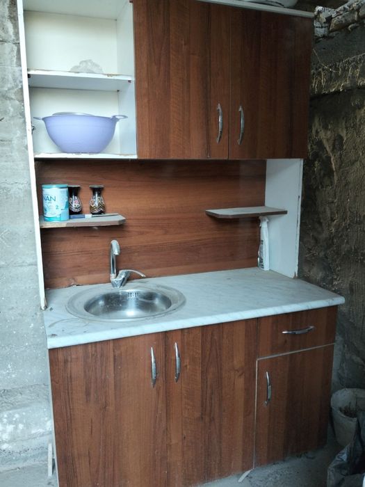 Oshxona garnituri sotiladi!