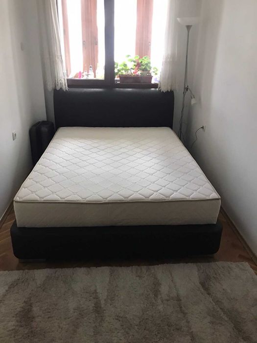 Продавам стилна и удобна спалня с кожена тапицерия. Леглото е с повдигащ се матрак и голяма ракла отдолу .