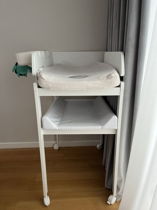 Masa de infasat din lemn masiv cu roti si protectie laterala