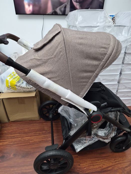 Детская коляска со всеми удобствами