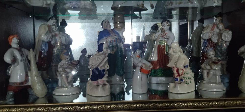 Статуэтки фарфоровые и другие