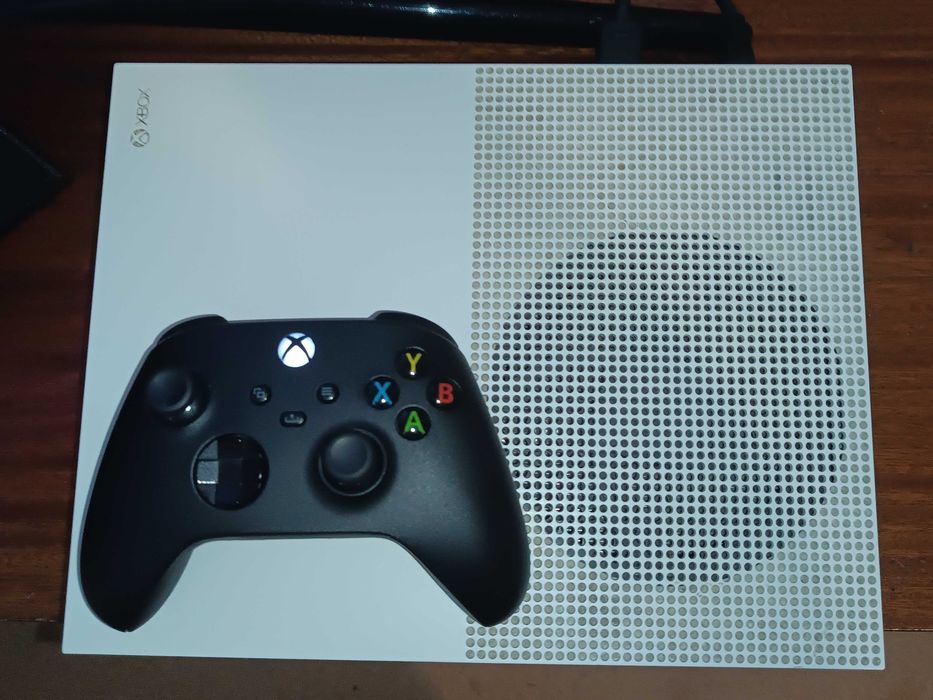 Xbox One S 500GB с 1 джойстик и диск