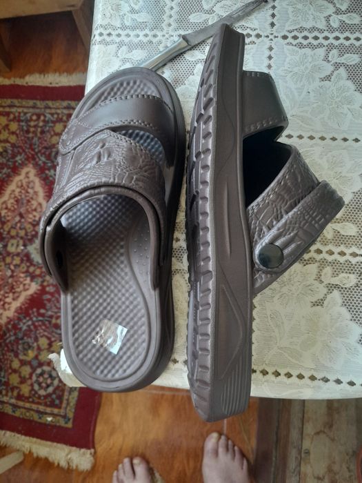 Vând 1perechi de papuci pentru bărbați25 lei perechea