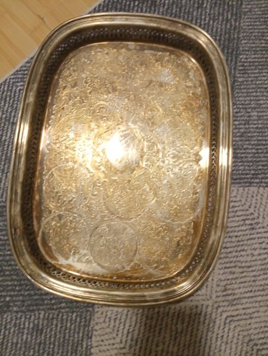 Tava de servit argintată