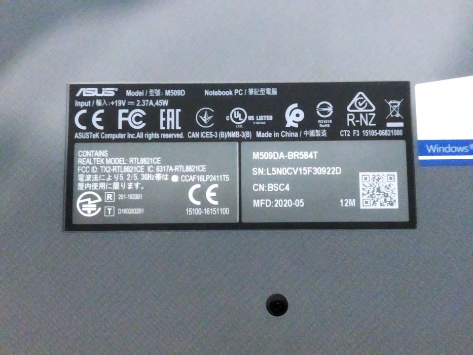 Ноутбук ASUS вместе с мышкой