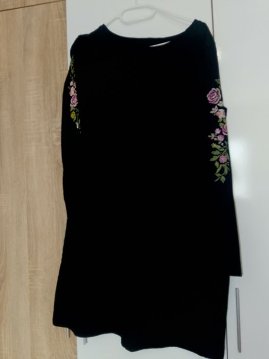 Стилна рокля с флорални мотиви