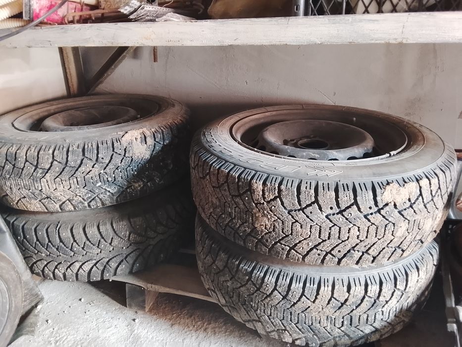 Продам зимние шины шиповные вместе с диской