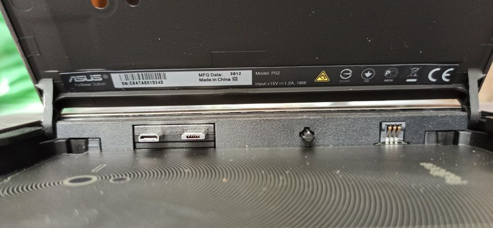 Asus Eee Pad Transformers TF101 și Padfone Station