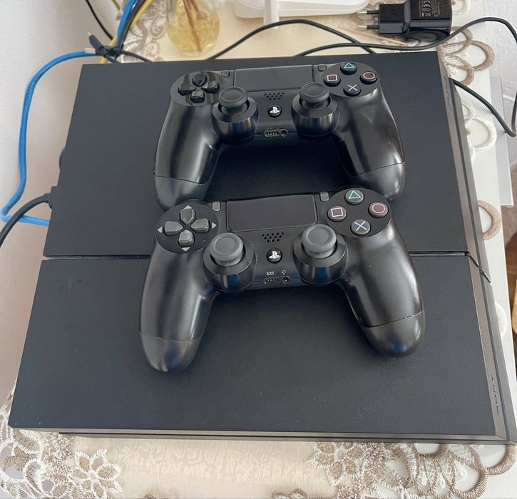 Vand playstation 4 de 500 gb.