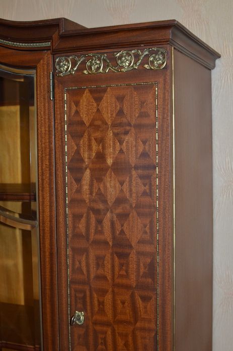 Антикварный шкаф-витрина натурального дерева Аntiqa vitrina-javon