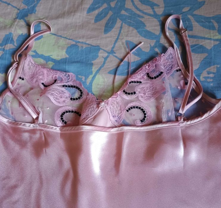 Две нови ефектни сатенени нощници, розова и черна, с дантели, р-р М