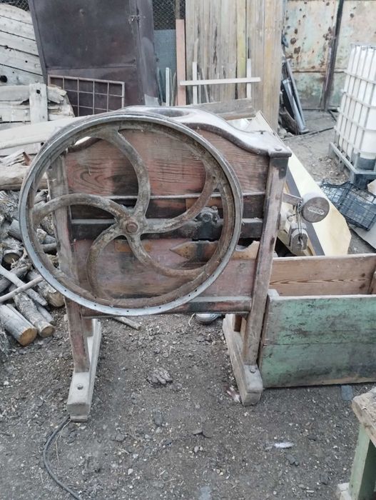 Vând desfăcător porumb antic!