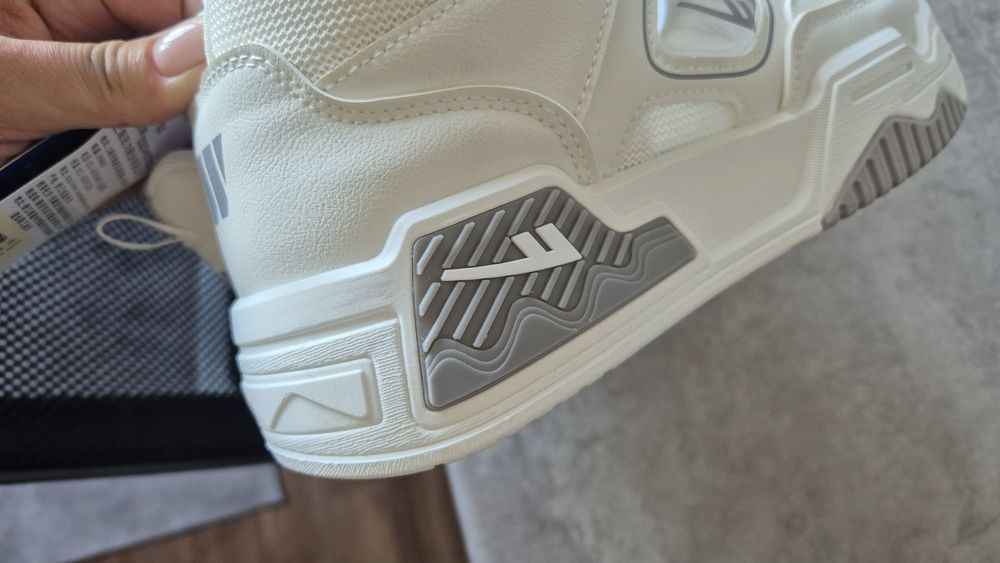 Стильные кроссовки