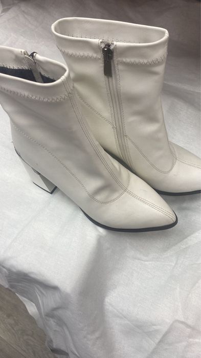 Белые женские сапоги
