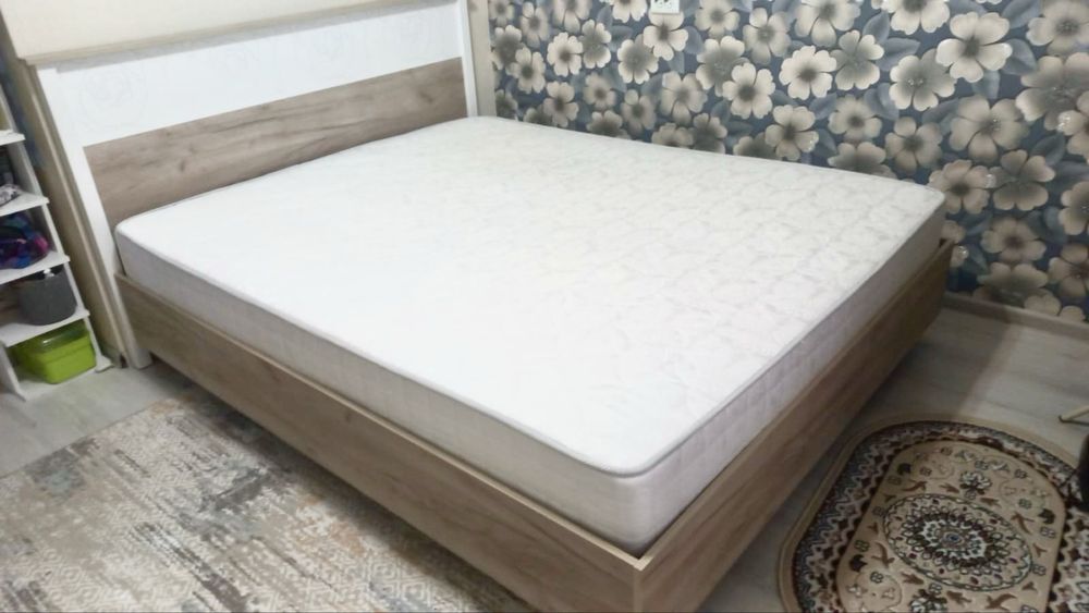 Кровать с матрасом