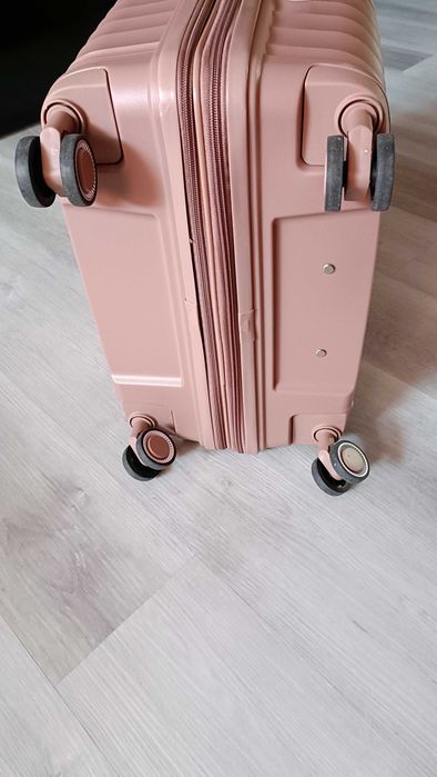 Среден пластмасов куфар - цвят пудра