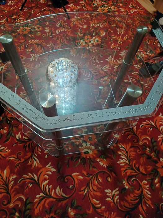 Продам стеклянный стол