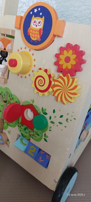 Продавам дървена детска проходилка