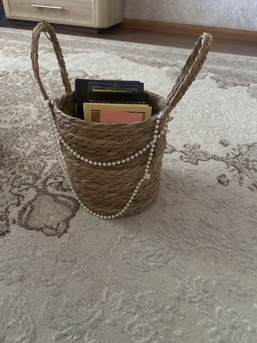 Книги с корзинкой