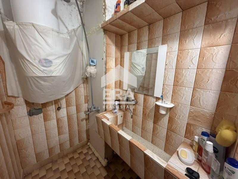 Просторен четиристаен апартамент в санирана жилищна сграда, ж.к. Родинa