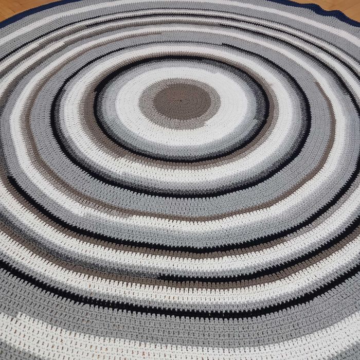 Ръчно изплетен килим