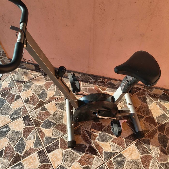 Vând bicicleta fitness
