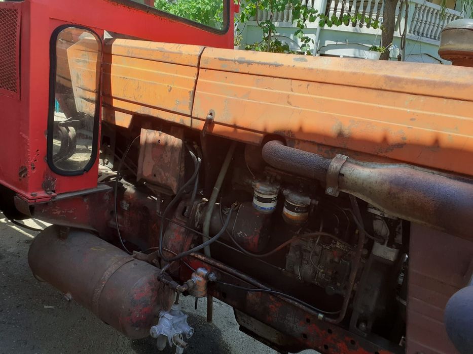 Vând două tractoare.