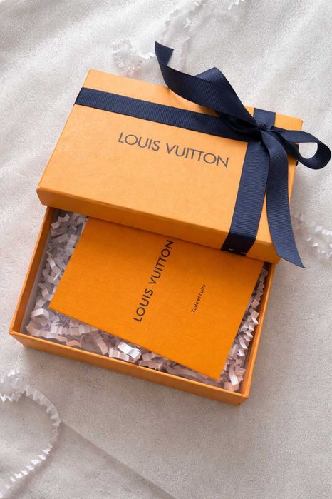 ЛВ бижу комплект с кутия гривна и сколие в шарени нюанси- син жълт червен и тн LV Louis vuitton златист цвят от неръждаем материал