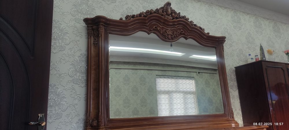 Продам комод с зеркалом