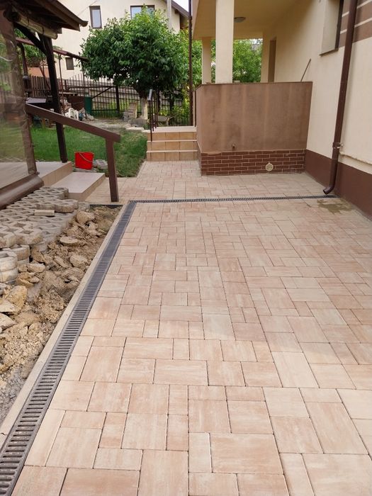 Montaj pavaje borduri rigole piatra travertin județul Iași